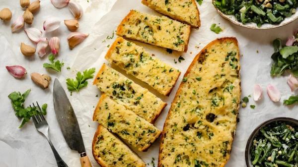 طرز تهیه نان سیر خانگی با کره و سیر تازه نسخه پنیری و ساده